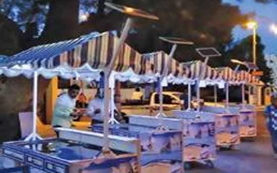   مصر اليوم - باعة يتجوّلون بعربات تعمل بالطاقة الشمسية في مرسى مطروح