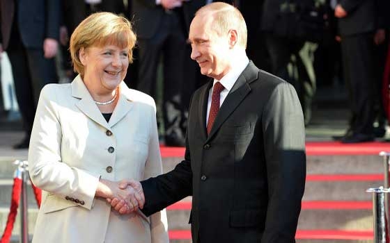   مصر اليوم - بوتين وميركل يبحثان هاتفيًا وقف إطلاق النار في أوكرانيا