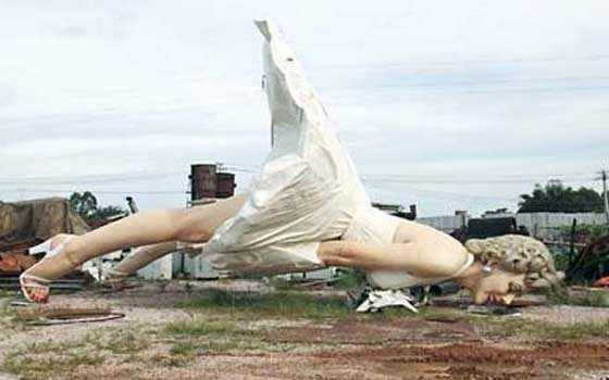   مصر اليوم - تمثال من الفولاذ للممثلة الأميركية مارلين مونرو في القمامة