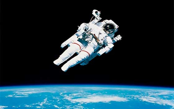   مصر اليوم - رائدا الفضاء الروسيان يسيران خارج محطة الفضاء الدولية