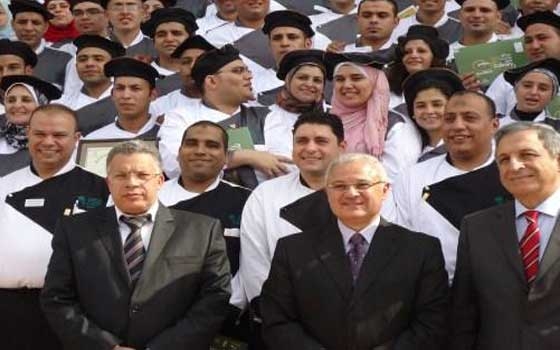   مصر اليوم - زعزوع يشهد احتفالية تخرج الدفعة الـ 3 من مركز فنون الطهي