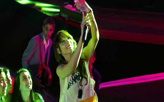   مصر اليوم - ساندي تتألق في حفل المنصورة وتلتقط selfie مع الجمهور