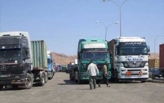   مصر اليوم - احتجاز 50 شاحنة مصرية في منطقة اجدابيا الليبية