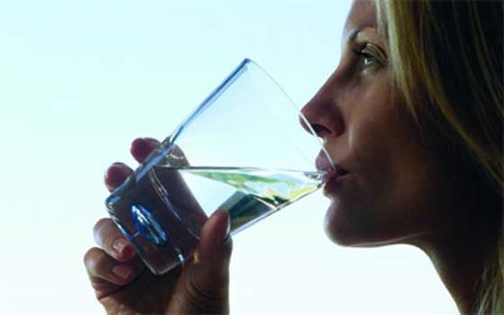   مصر اليوم - علماء بريطانيون يوصون بشرب الماء بدلًا من عصير الفاكهة