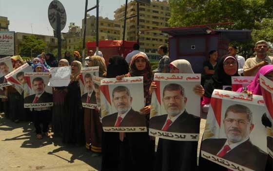   مصر اليوم - سلسلة بشريّة لحركة بنات وطالبات ضد الانقلاب في بورسعيد