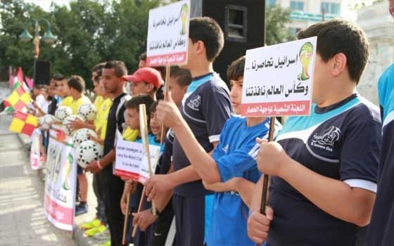   مصر اليوم - غزة تفتتح مونديال البرازيل تحت عنوان إسرائيل تحاصرنا وكأس العالم نافذتنا