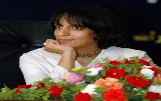   مصر اليوم - الكاتبة فاطمة غندور تقرأ للمكفوفين قصة الولادة في مشروع اليونسكو