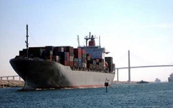   مصر اليوم - عبور 37 سفينة قناة السويس بحمولة 2 مليون و505 آلاف طن