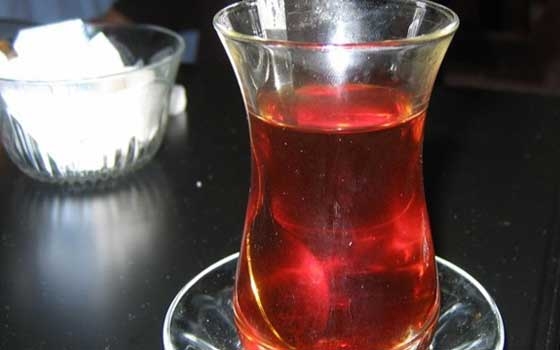   مصر اليوم - كوب من الشاي بعد طبق الفول في السحور يقلل العطش