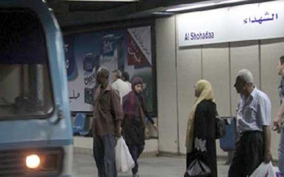 مصر اليوم - انتظام حركة قطارات مترو الخط الأول عقب انتهاء الاشتباكات بين الباعة الجائلين