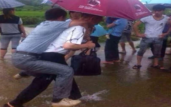   مصر اليوم - الحكومة الصينية تفصل مديرًا عامًا ركب على ظهر موظف عنده