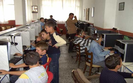   مصر اليوم - صغار السن يبحثون عن المحظور في مقاهي الإنترنت