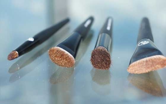   مصر اليوم - خطوات بسيطة تمكنك من تزيين عينيك بالمكياج الدخاني