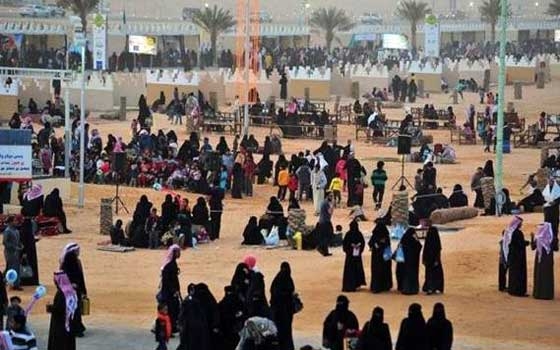   مصر اليوم - الأمهات والفتيات يتبارين في تسويق منتجاتهن بمهرجان بريدة