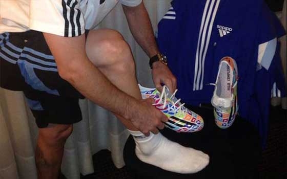   مصر اليوم - ليونيل ميسي يحتفل بعيده ميلاده الـ27 بحذاء غريب