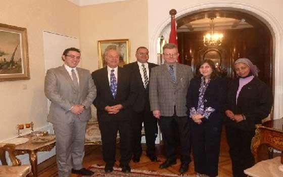   مصر اليوم - نائب القنصل المصري في هامبورج يحضر افتتاح معرض فنون تشكيلية