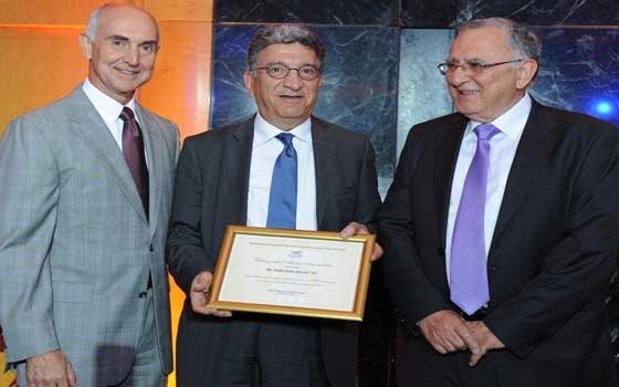   مصر اليوم - أمين عام المنتدى العربي للبيئة يحصل على جائزة الخريج المتميز