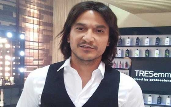   مصر اليوم - الفنان وائل منصور يحتفل بعيد ميلاده مع توأمه وليد