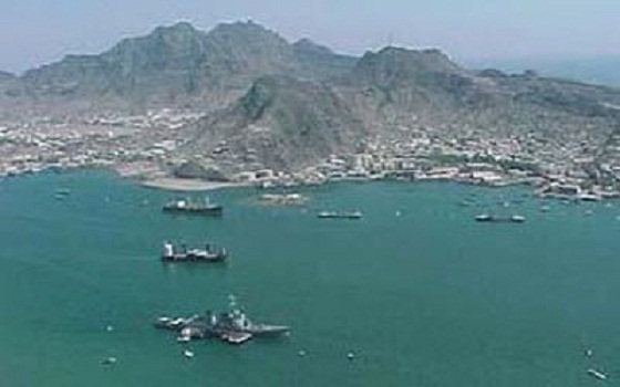   مصر اليوم - إفراغ 45 ألف طن من مادة الفحم الحجري في ميناء عدن