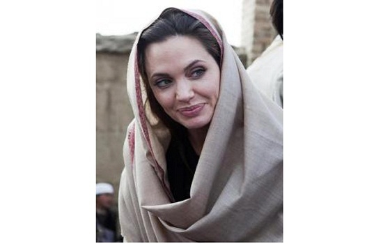   مصر اليوم - ملكة بريطانيا تكرم أنجلينا جولي برتبة سيدة قائدة لجهودها في التصدي للإغتصاب