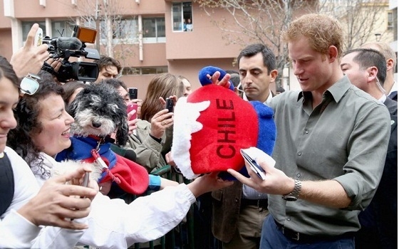   مصر اليوم - الأمير هارى يصلح تلفاز لعائلة  في شيلى ليشاهدوا مباراة فريقهم أمام البرازيل