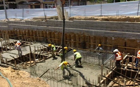   مصر اليوم - تجهيز القواعد الخرسانية لمدرجات إستاد فلسطين