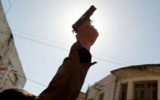   مصر اليوم - أشخاص يطلقون الأعيرة النَّاريَّة إثر خصومة ثأرية في سوهاج