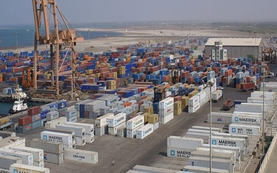   مصر اليوم - نظام إلكتروني جديد لتنظيم حركة دخول وخروج البضائع في موانئ السويس