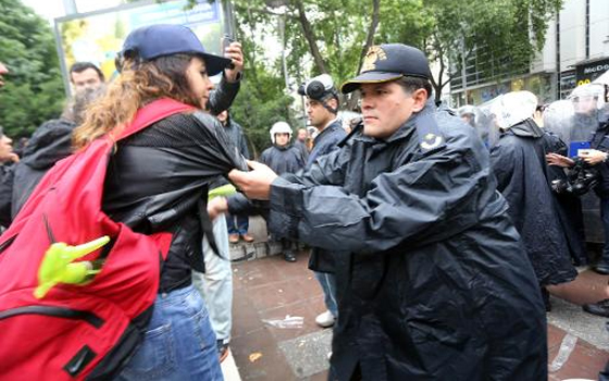   مصر اليوم - تجدد المواجهات في أنقرة بين الشرطة والمتظاهرين