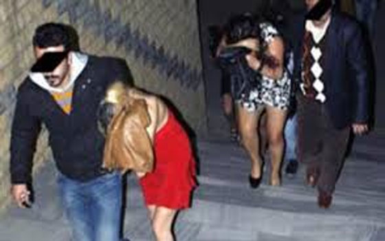   مصر اليوم - توقيف شبكة دعارة تديرها سيّدة في منزل موظّف عامّ