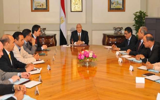   مصر اليوم - سكينة فؤاد تصف الرَّئيس المؤقَّت عدلي منصور برجل المرحلة الصّعبة