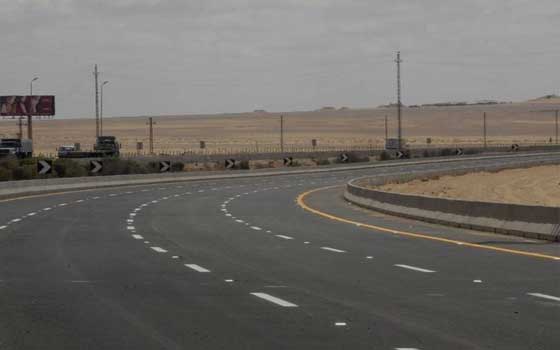 مصر اليوم - رصف 70 كيلو في طريق السويس ضمن المشروع القومي للطرق