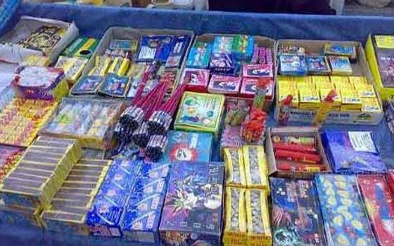 مصر اليوم - توقيف بائعة بحوزتها 250 صاروخ ألعاب في المنيا