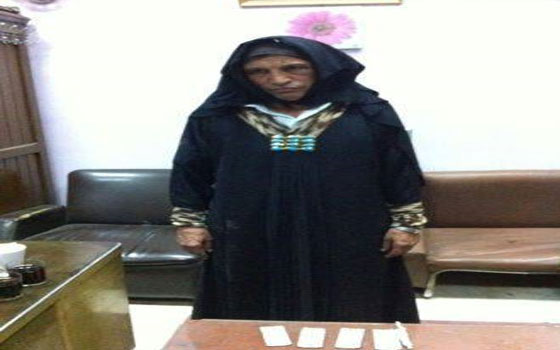 مصر اليوم - مدرس يروج لأقراص مخدرة في أسيوط بملابس سيدة