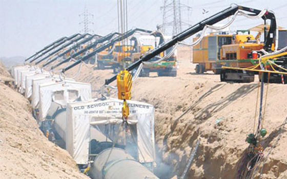   مصر اليوم - جهود مكثفة للسيطرة على إنفجار مواسير الصرف الصحي في السويس