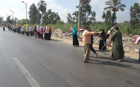 مصر اليوم - سلسلة بشريّة لأنصار مرسي في الدقهليّة للتضامن مع غزة