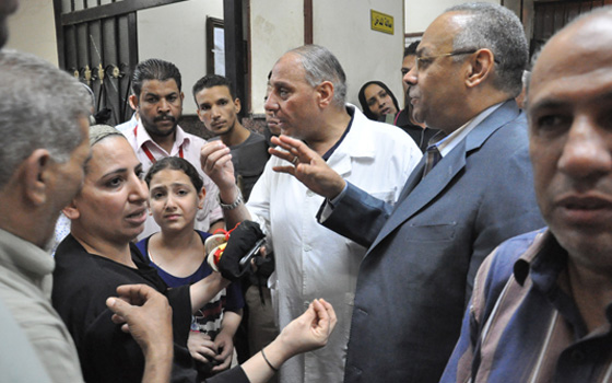 مصر اليوم - محافظ بني سويف يتفقَّد المستشفى العام ومحطات الوقود والمخابز