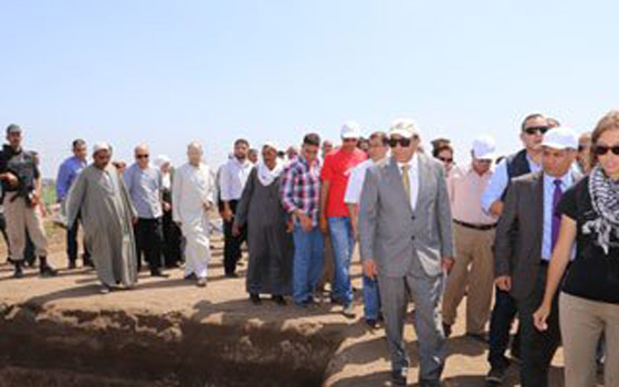   مصر اليوم - هدهود والدماطي يتفقدان التلال الأثرية  في المحمودية