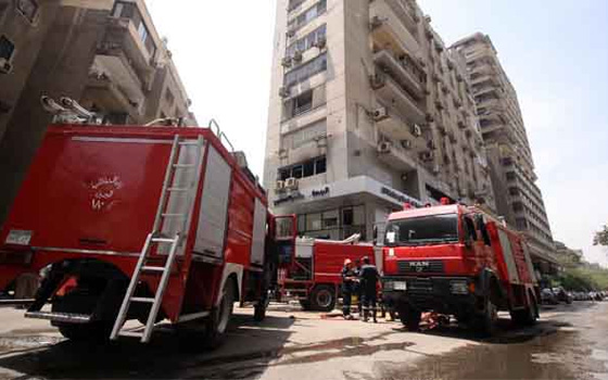 مصر اليوم - وصول 10 سيارات إطفاء للسيطرة على حريق كلية طب المنصورة