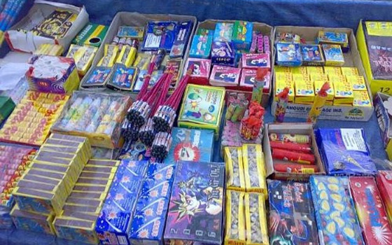   مصر اليوم - امن القاهرة يضبط 105 آلاف صاروخ في الجمالية