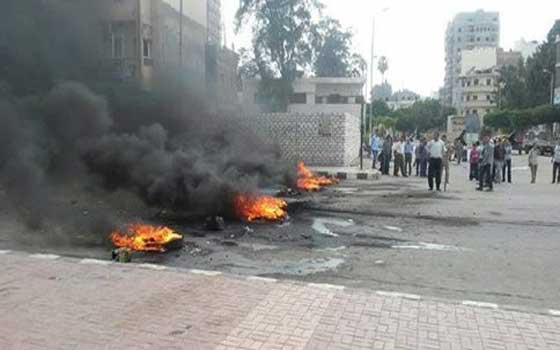   مصر اليوم - قطع طريق أخميمإعتراضاً على رفع أسعار المواد البترولية