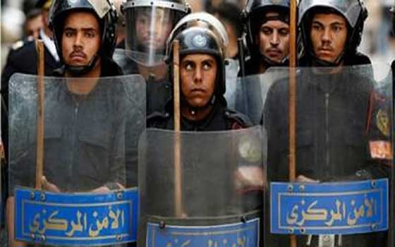 مصر اليوم - الأمن يمشط مدينة مغاغة بعد سماع دوي انفجار اعلى كوبري مشاه محطة السكة الحديد