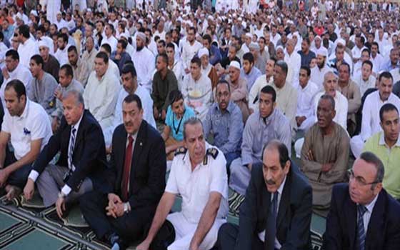   مصر اليوم - محافظ الاقصر يؤدي صلاة العيد في ساحة مسجد أبو الحجاج