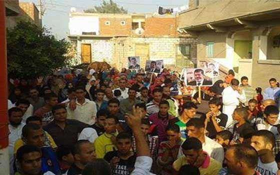   مصر اليوم - أنصار مرسي في البحيرة يخرجون في  مسريتين عقب صلاة عيد الفطر