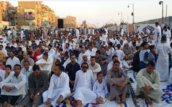 مصر اليوم - أهالي السويس يؤدون صلاة العيد وسط حشود أمنيَّة