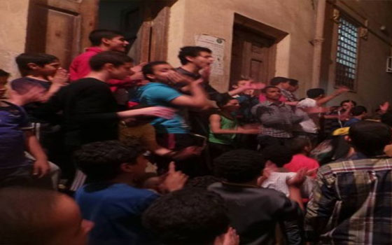 مصر اليوم - أهالي قرية شلشلمون يهددون بقطع الطريق اعتراضاً على خطف طفل