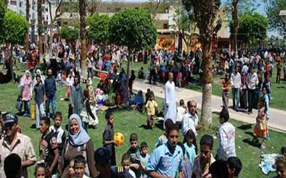   مصر اليوم - المحتفلون في العيد يتوجّهون إلى المنتزهات في سوهاج