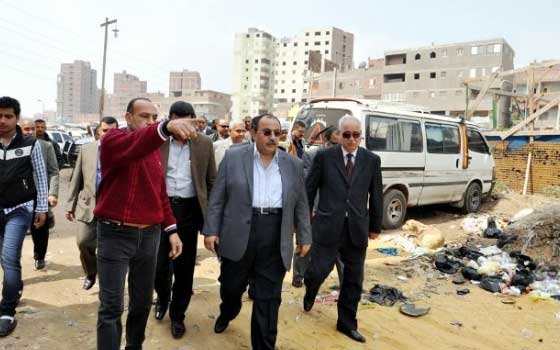   مصر اليوم - محافظ القليوبيَّة يُؤدِّى صلاة عيد الفطر في بنها