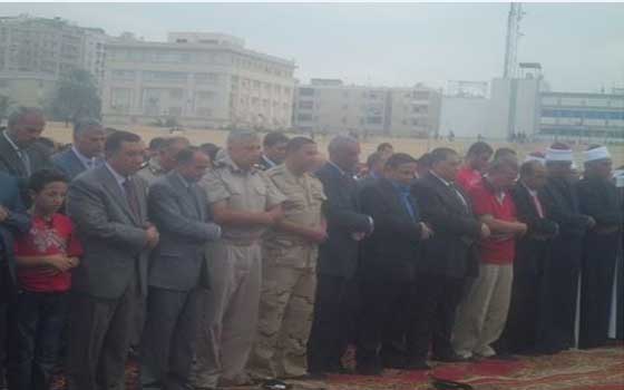   مصر اليوم - محافظ البحيرة يؤدى صلاة عيد الفطر في ساحة الإستاد الرياضي