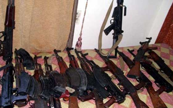   مصر اليوم - أهالي قرية الجعافرة في القليوبية يسلمون 8 بنادق آلية لقوات الأمن